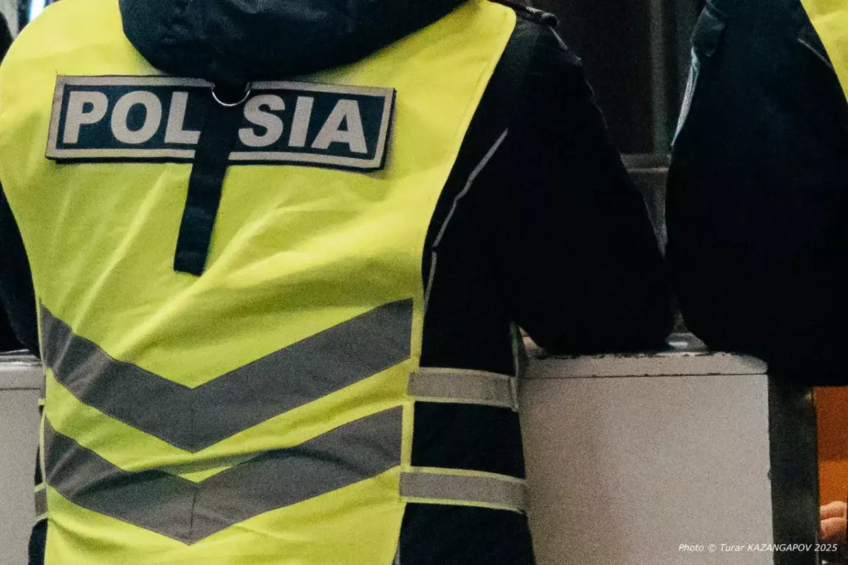 Полиция расследует обстоятельства обрушения облицовки на людей в Астане