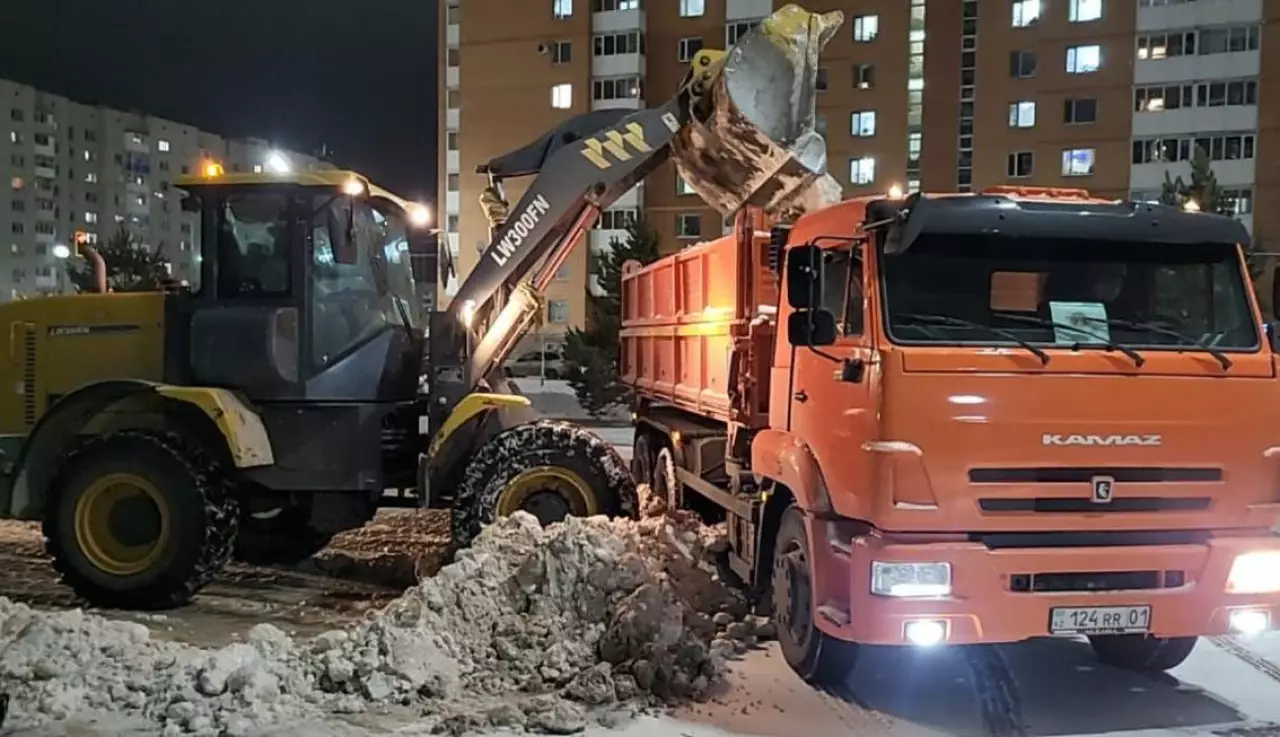 Более 1200 единиц техники задействуют в снегоуборочных работах ночью в Астане
