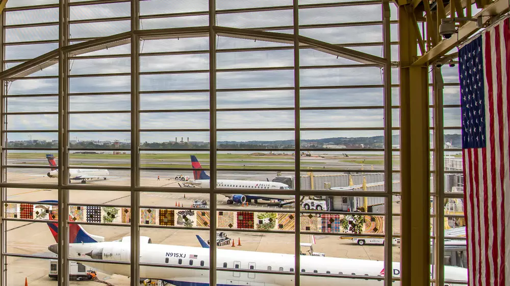 Более 2 тысяч рейсов задержали и почти 900 отменили в США