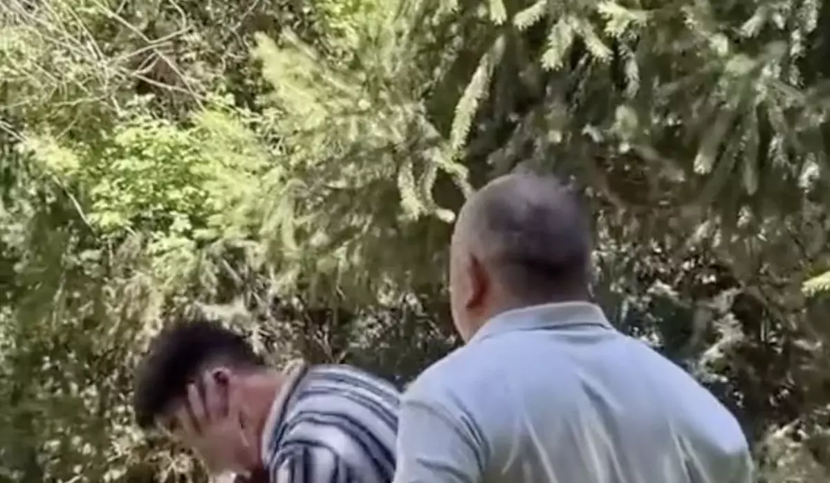 «Аузы лас екен»: танымал актер Қуандық Шәкіржановтың жас жігітті ұрған видеосы тарап кетті