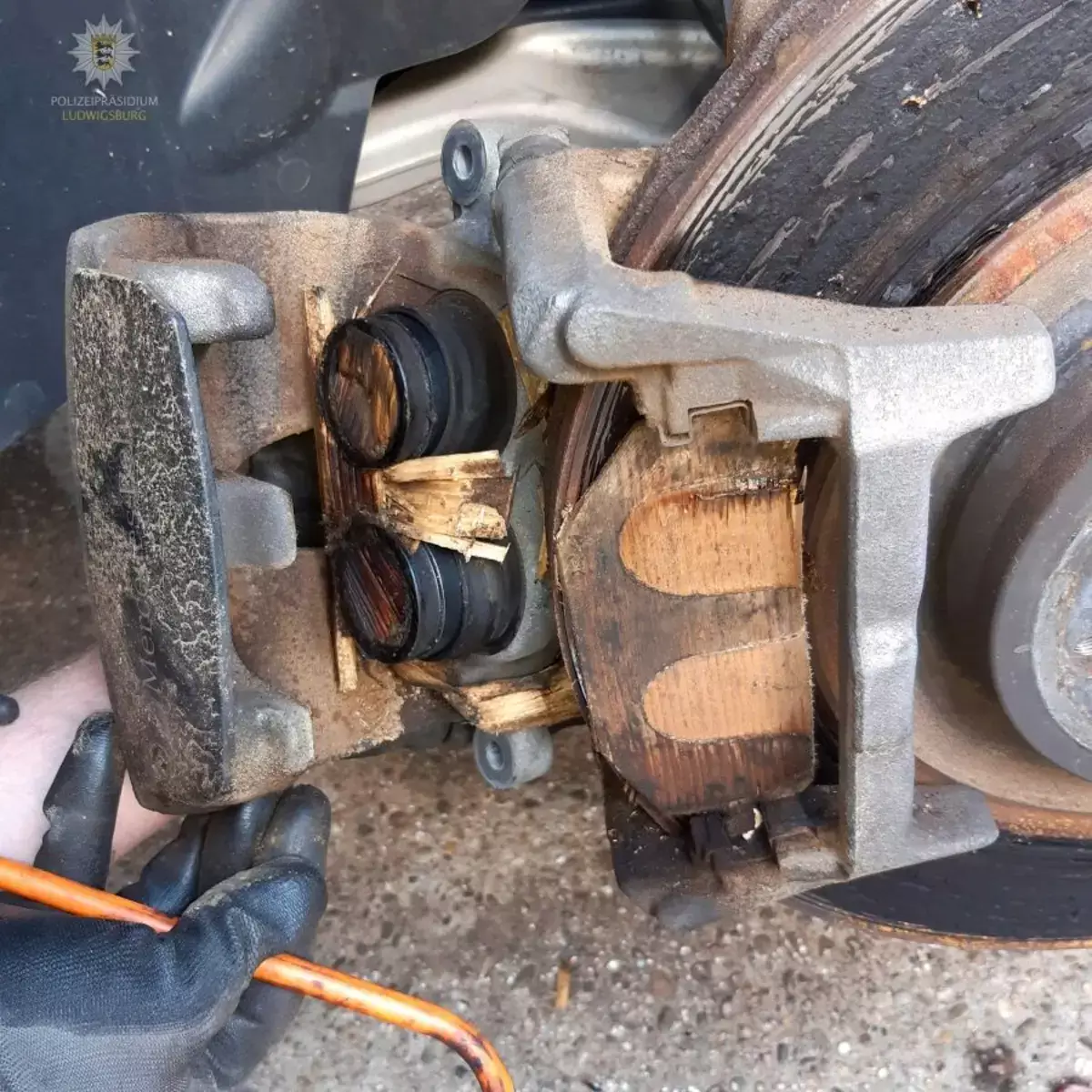 Немец купил Mercedes GLE за 100 тысяч евро и обнаружил деревянные тормоза вместо колодок - новости на Lada.kz 08.11.2025