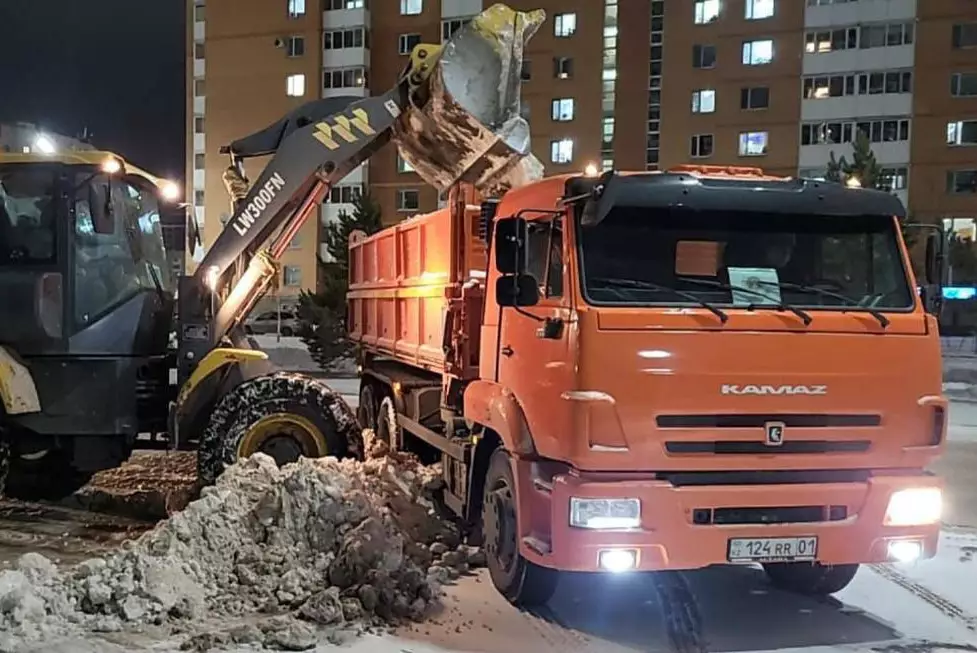 В Астане ночью задействуют более 1200 единиц спецтехники для уборки снега