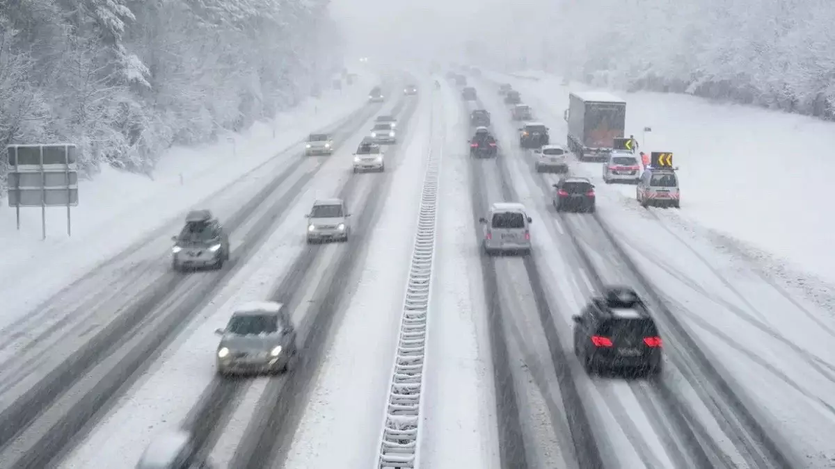 Қар жауып, көктайғақ болады: Қазақстанның бірнеше өңірінде дауылды ескерту жарияланды