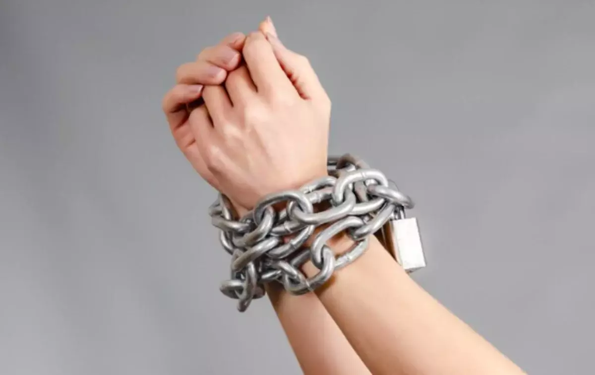 Дочь держала пожилую мать на цепи, как пленницу