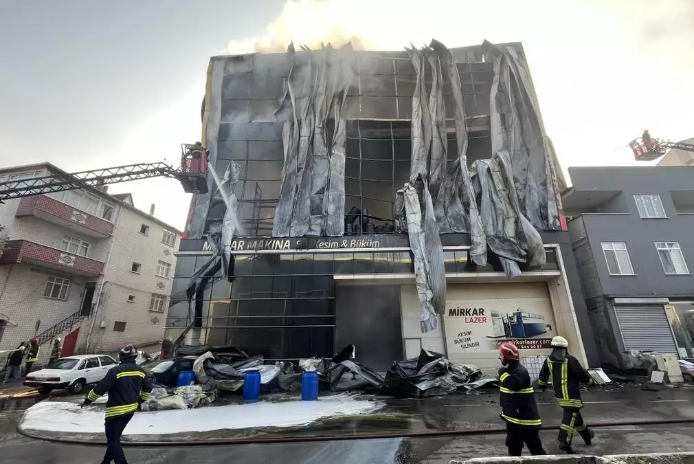 Сильный пожар на складе парфюмерии в Турции унес жизни шести человек