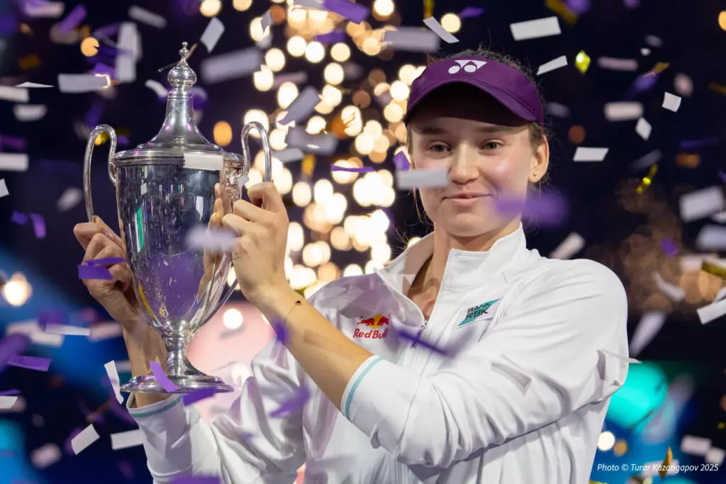 Елена Рыбакина впервые в истории Казахстана выиграла Итоговый турнир WTA