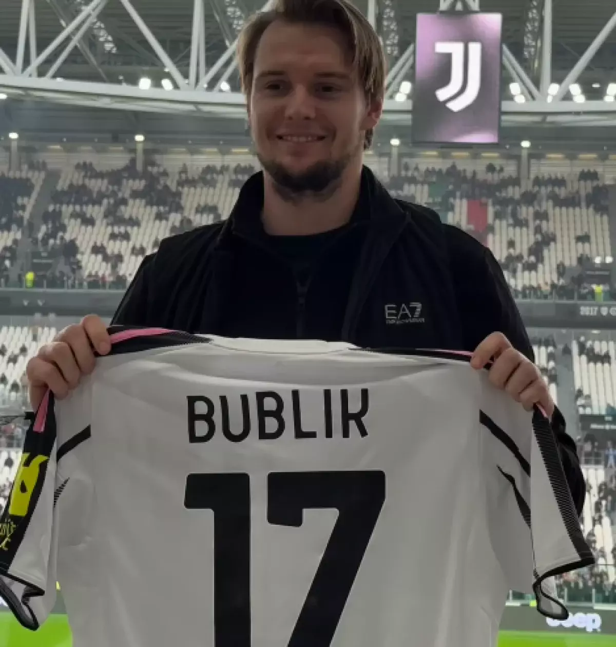 Бублик сменил корт на стадион: теннисист получил подарок от «Ювентуса»