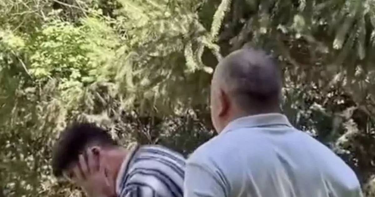  “Абыройдан жұрдай болды-ау”: Әлеуметтік желіде актер Қуандық Шәкіржановтың жас жігітті ұрып жатқан видеосы тарады (фото) 