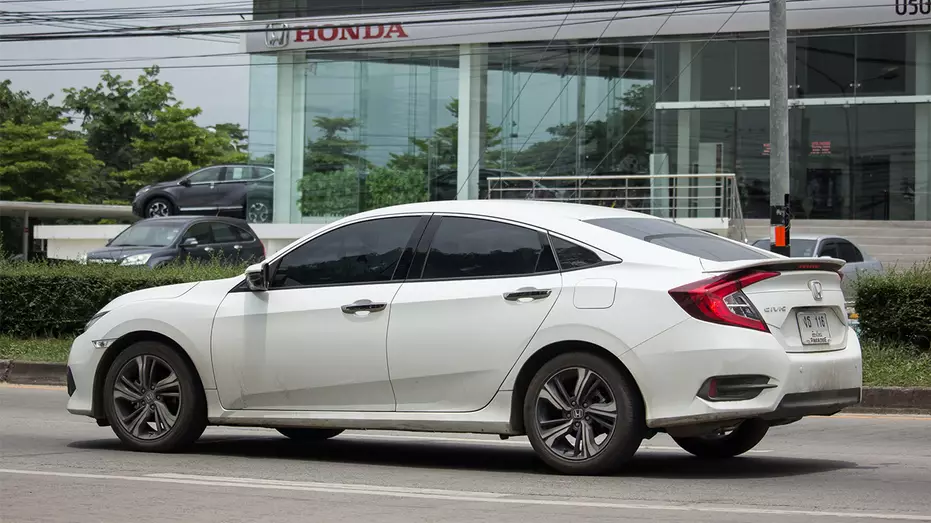 Honda отзывает 400 тысяч Civic из-за риска отрыва колёс.