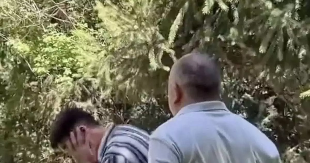  `Абыройдан жұрдай болды-ау`: Қуандық Шәкіржановтың жас жігітті ұрып, жұрттың сынына қалды (ВИДЕО) 