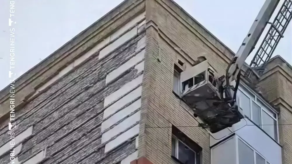 Обрушение кондиционера и облицовки в Астане: состояние фельдшера крайне тяжелое