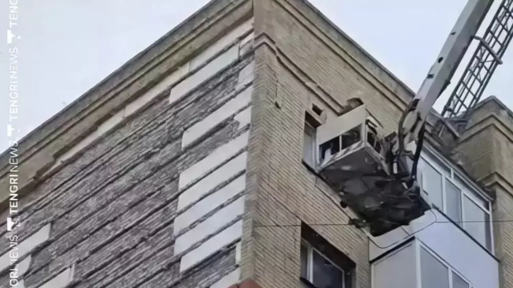 Астанада ғимараттың қасбеті құлады: фельдшердің жағдайы өте ауыр