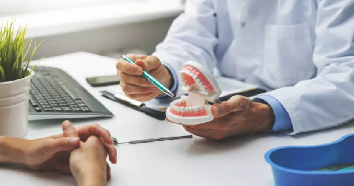   Атырауда емделушінің аузына металл түсіріп алған тіс дәрігері оған құсуға кеңес берген   