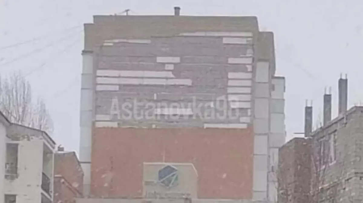 Подробности обрушения фасада в Астане: двое пострадавших — медработники