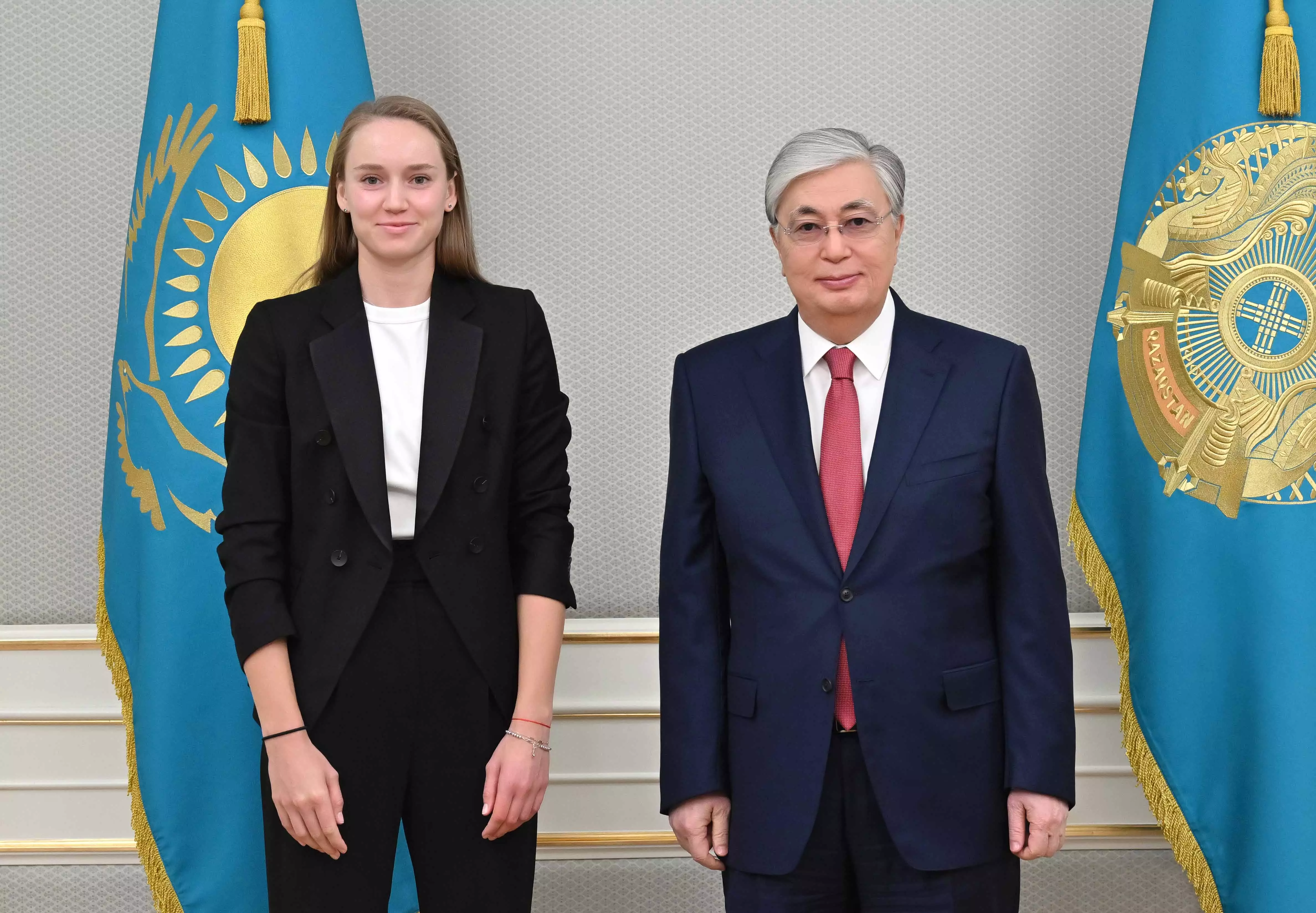 Мемлекет басшысы Елена Рыбакинаны тарихи жеңісімен құттықтады