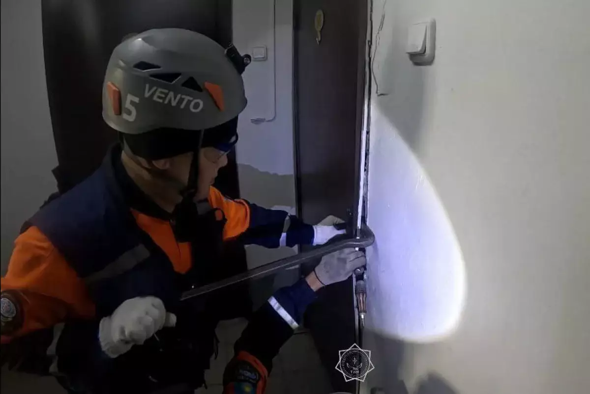 Семейде пәтерде жалғыз қалған екі бала құтқарылды