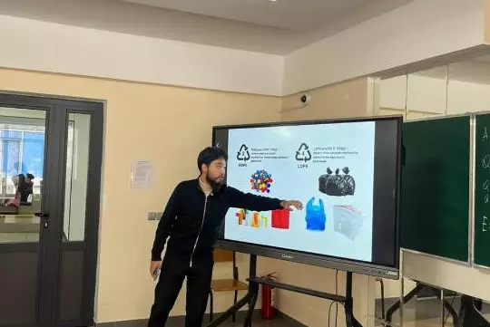 "Таза Қазақстан": столичным студентам рассказали о разделении мусора