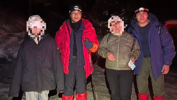 Алматы тауларында ТЖМ қызметкерлері әйел мен баланы құтқарды