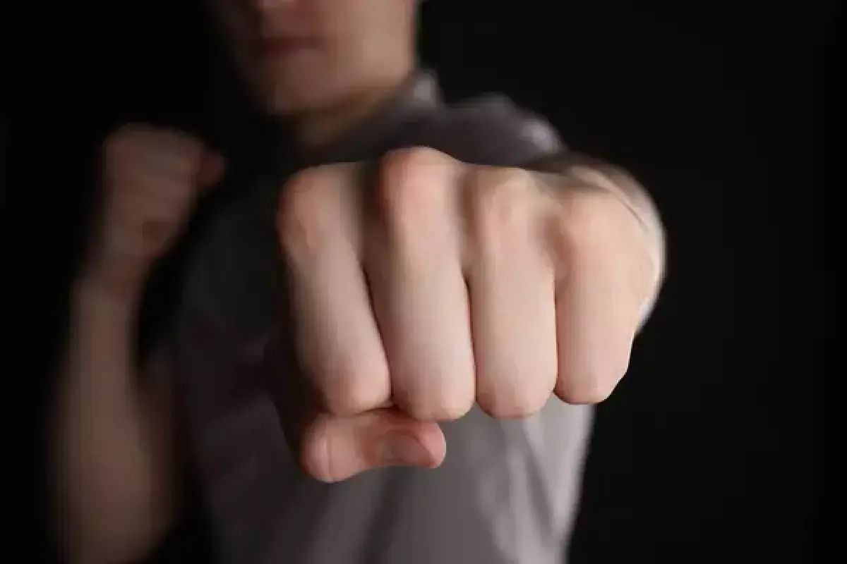 Ночной инцидент в кафе: охранник-боксер избил посетителя и пожаловался на действия полиции