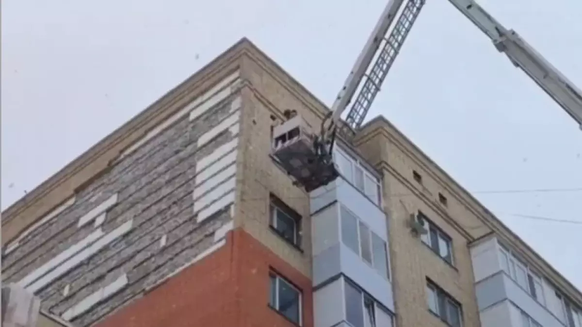 Родные фельдшера из Астаны, на которую упал кондиционер, обвинили спасателей в бездействии