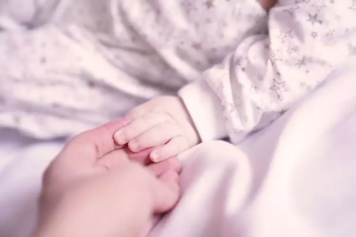 Врожденная аномалия: младенец лишился руки в утробе матери