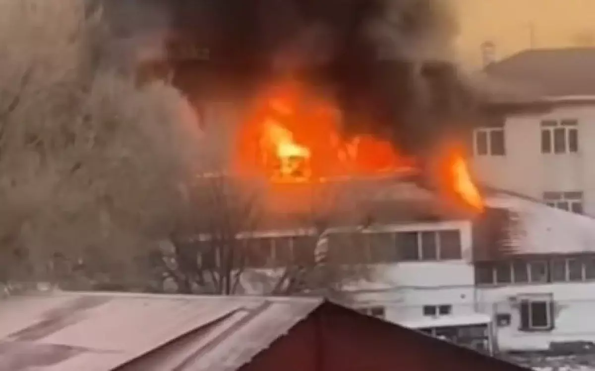 Алматыда балалар үйі ғимараты өртеніп жатыр