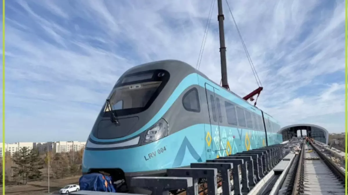 Елорда тұрғыны LRT вагонының ішін көрсетті