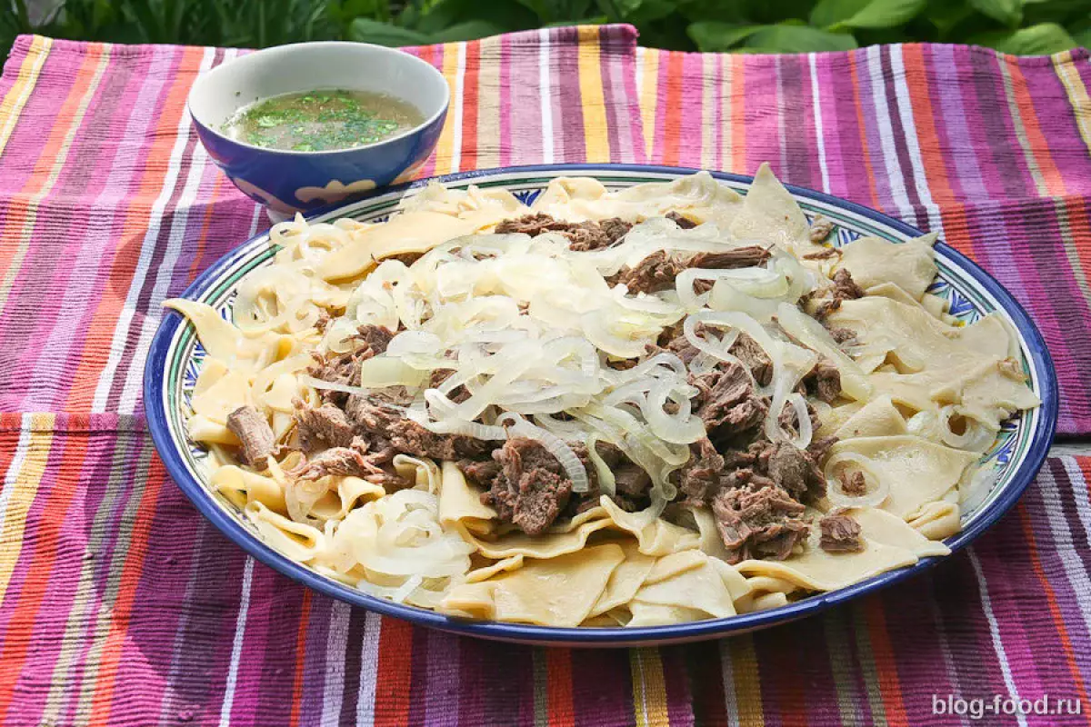 «Слюни текут до пяток»: фудблогер из Турции приготовил бешбармак с курицей