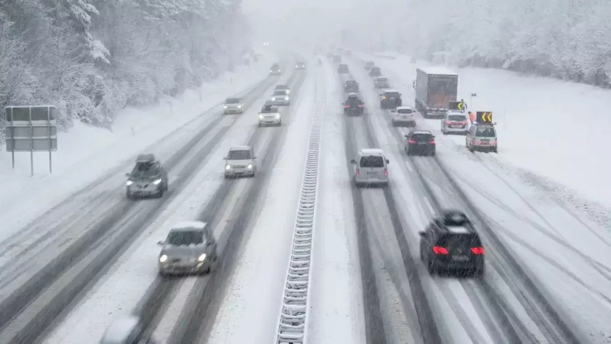 Боран соғып тұр: Қазақстанның бірқатар өңірінде тасжол жабылды