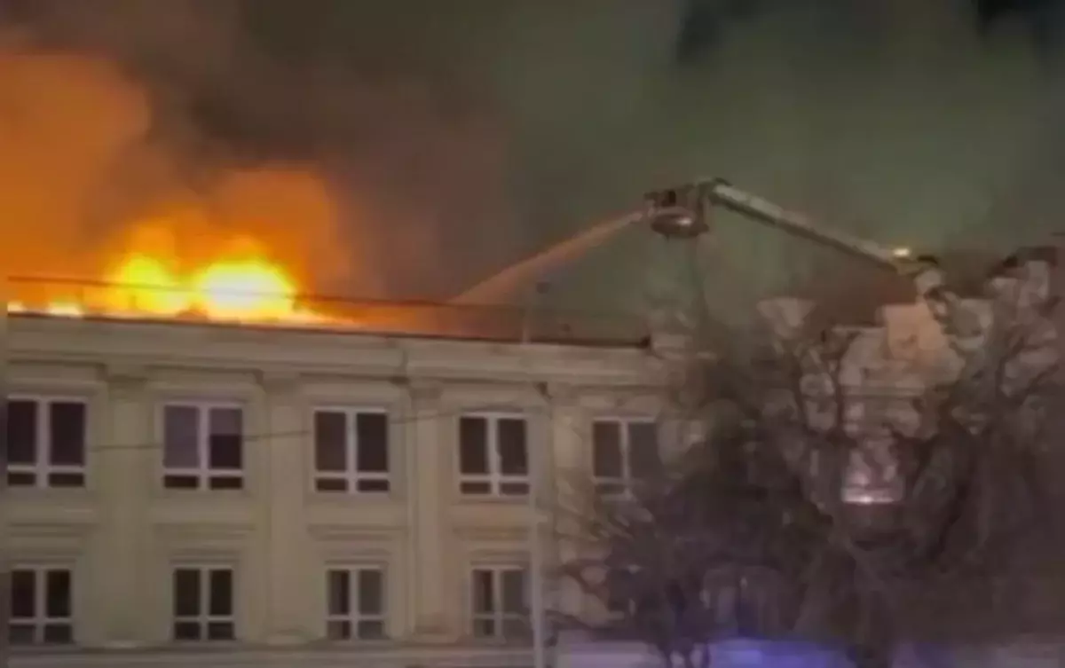 Второй крупный пожар за сутки в Алматы: пламя охватило кровлю административного здания