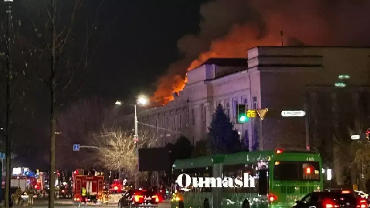 Административное здание загорелось в центре Алматы