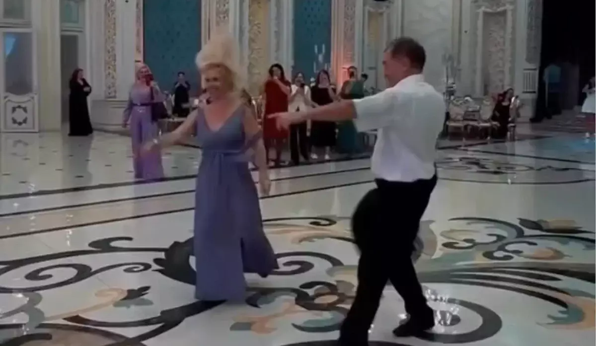 «Ұятты жерінің бәрі көрінді-ау»: тойда билеген бойжеткен оңбай сынға ұшырады (ВИДЕО)