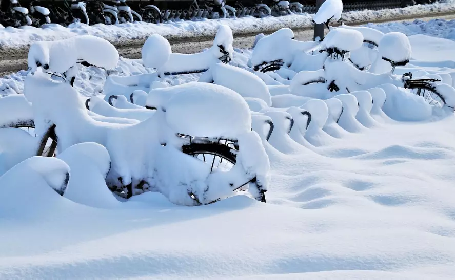 Штормовые предупреждения на понедельник объявлены по всему Казахстану