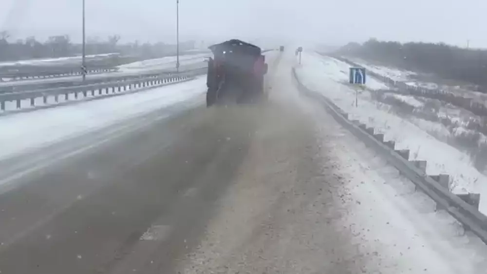 Из-за метели движение ограничили на участках автотрасс в нескольких областях