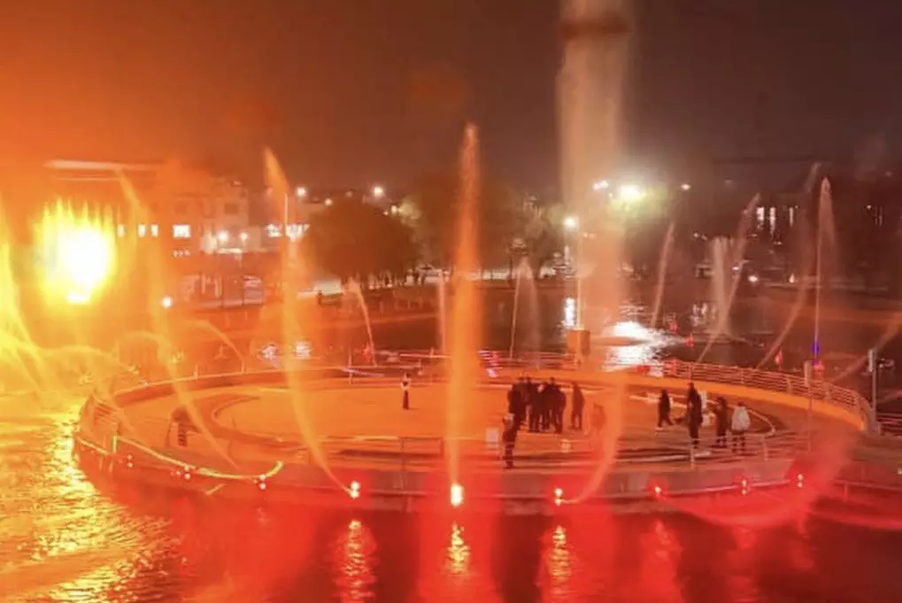 В Шымкенте запустили первый музыкально-лазерный фонтан с огненным шоу