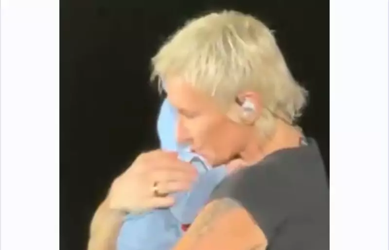 В Астане певица Диана Арбенина, поддерживающая войну в Украине, выступила с ребенком на руках