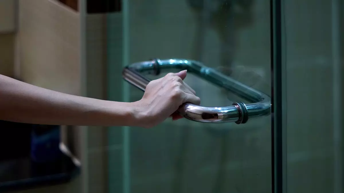 «Тёмный душ» — это новый тренд для улучшения сна.