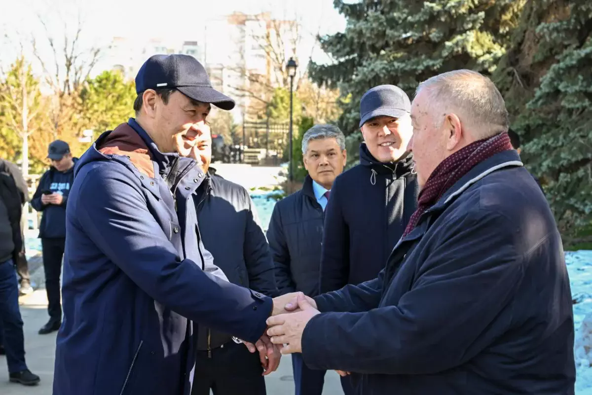 Дархан Сатыбалды посетил новый сквер в Алматы