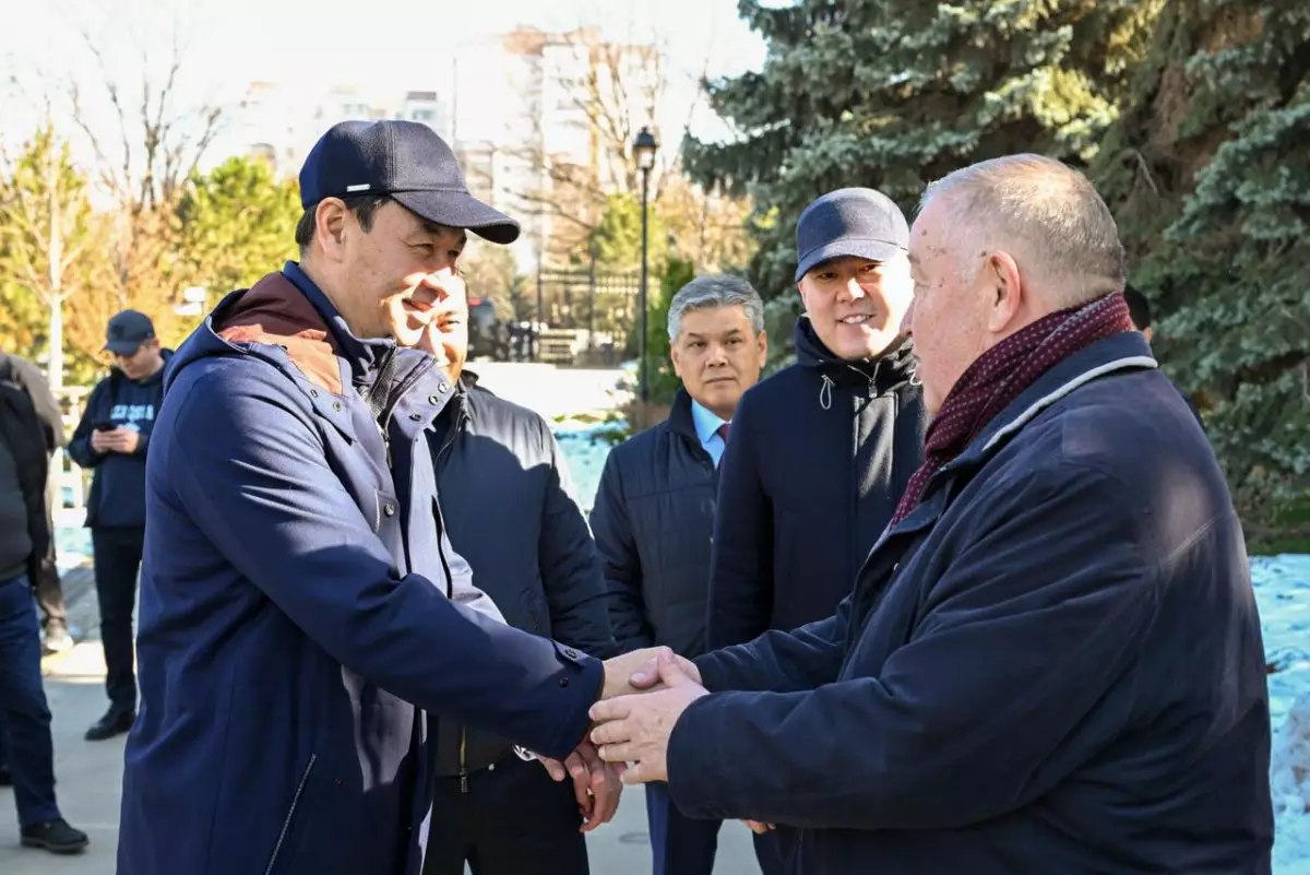 Дархан Сатыбалды посетил новый сквер в Алматы