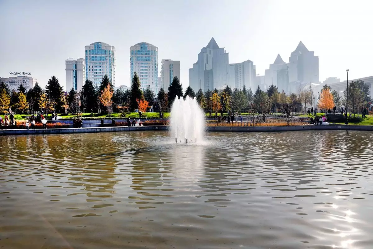 Дархан Сатыбалды Алматыдағы жаңа скверді аралады