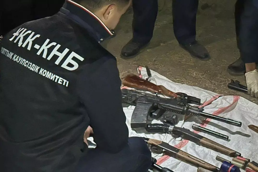 Огнемёт, автоматы и гранаты: КНБ пресёк крупный оборот оружия