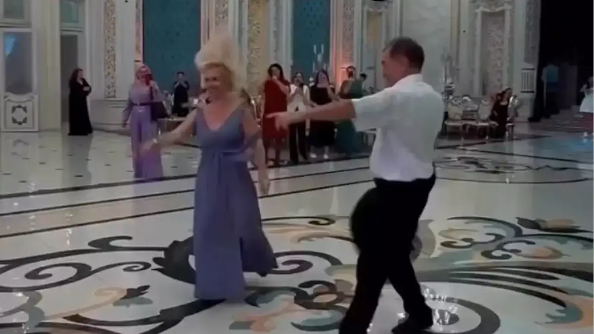 "Ұятты жерінің бәрі көрінді": Тойда билеген әйел жұрттан оңбай сөз естіді (ВИДЕО)