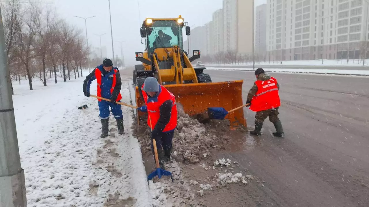 Почти 3 000 коммунальщиков вышли на уборку снега в Астане