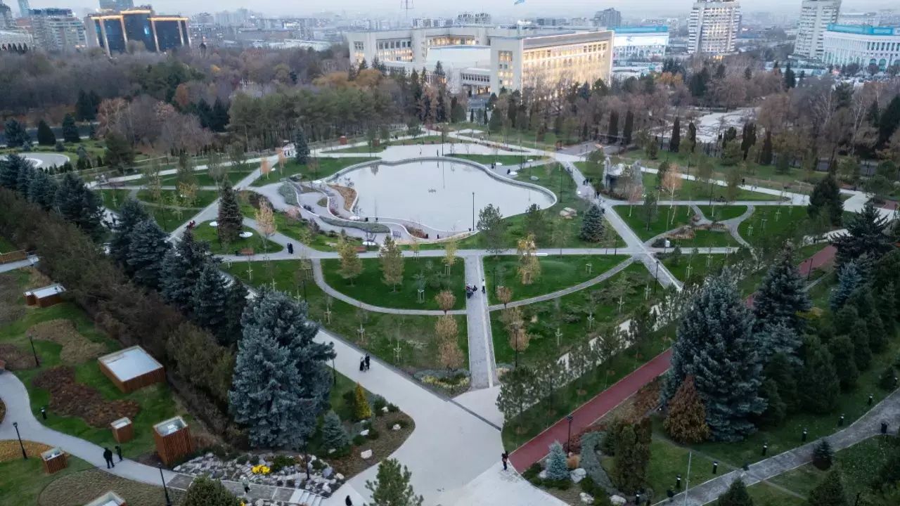 В Алматы открыли новый городской сквер с прудом и зимним катком