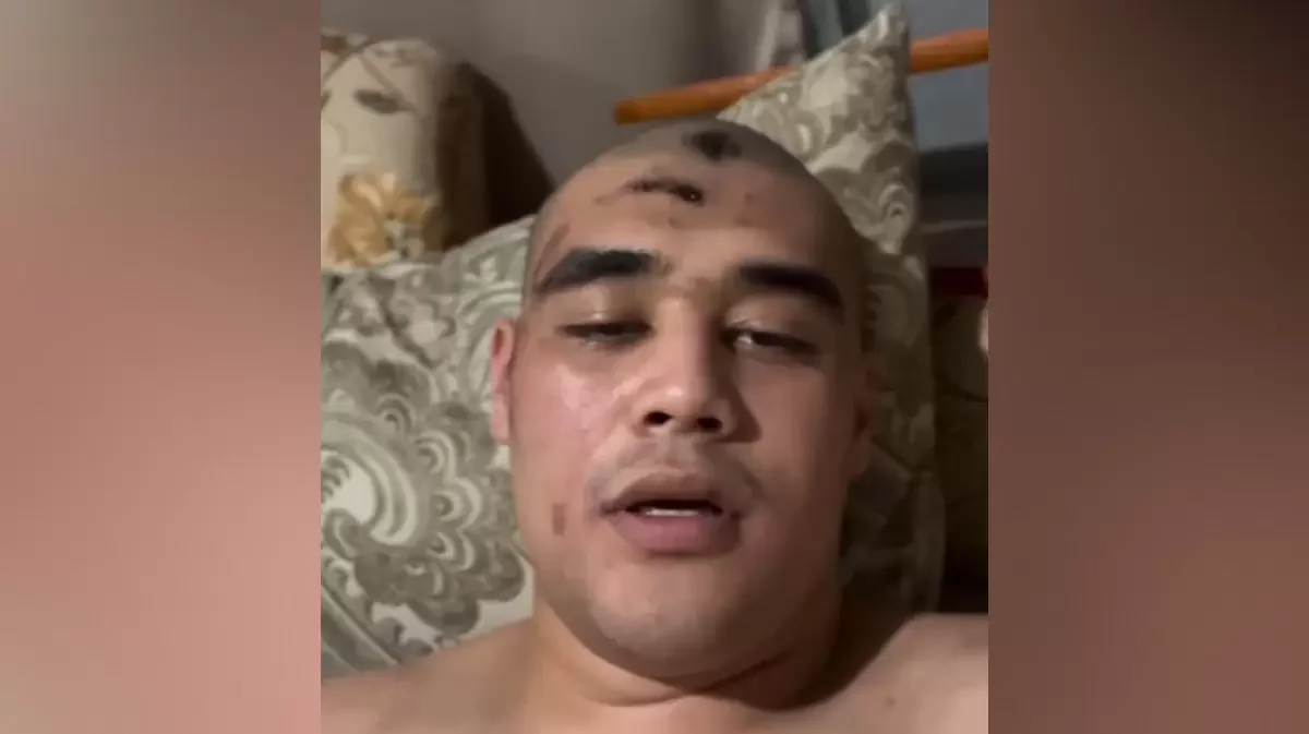 «Көшеде кетіп бара жатқанмын»: Танымал боксшы өзін арнайы жасақ өкілдері соққыға жыққанын айтты