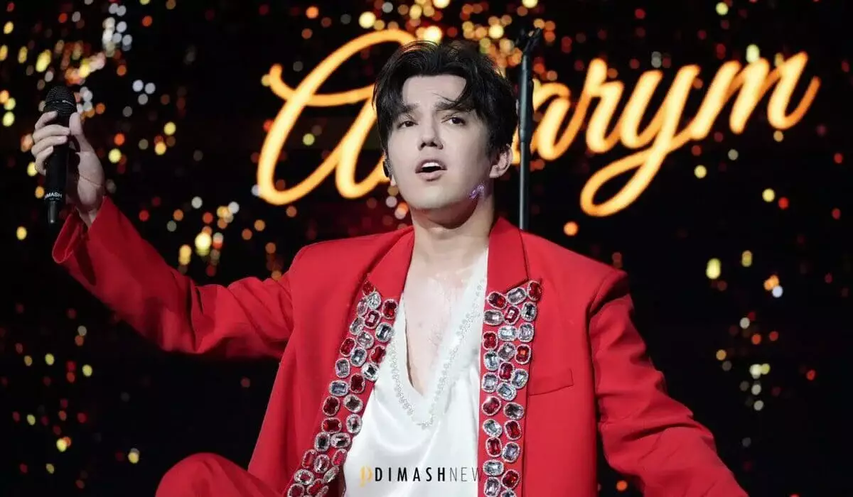 Поклонники Димаша подняли белые перчатки на концерте в Барселоне в знак мира (ВИДЕО)