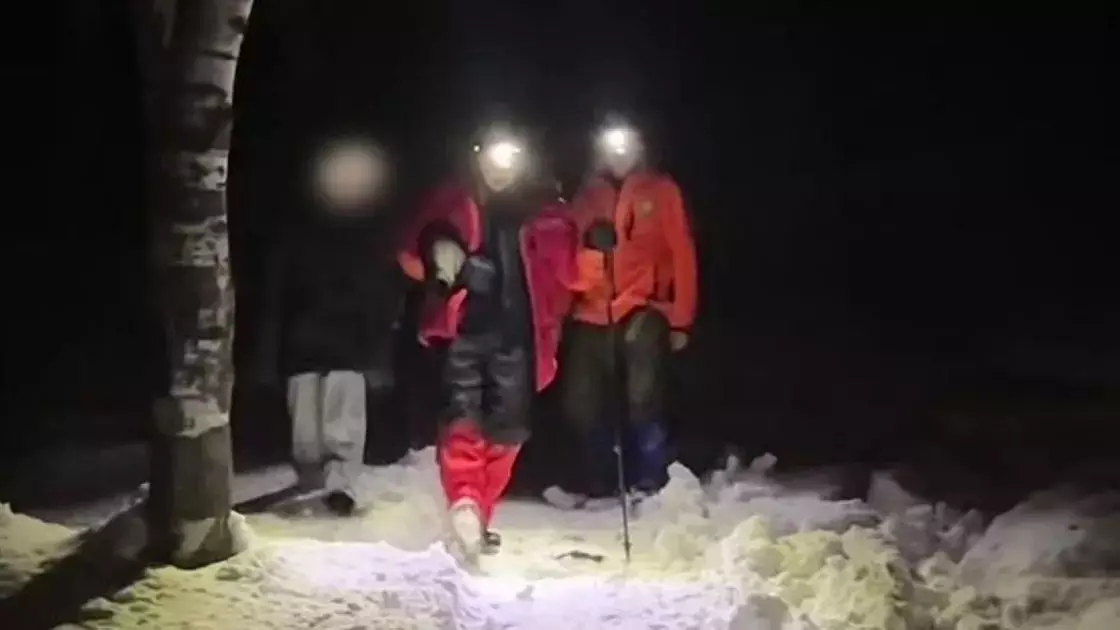 Алматы тауларында әйел мен баласы тайғақ жотада қалып қойды