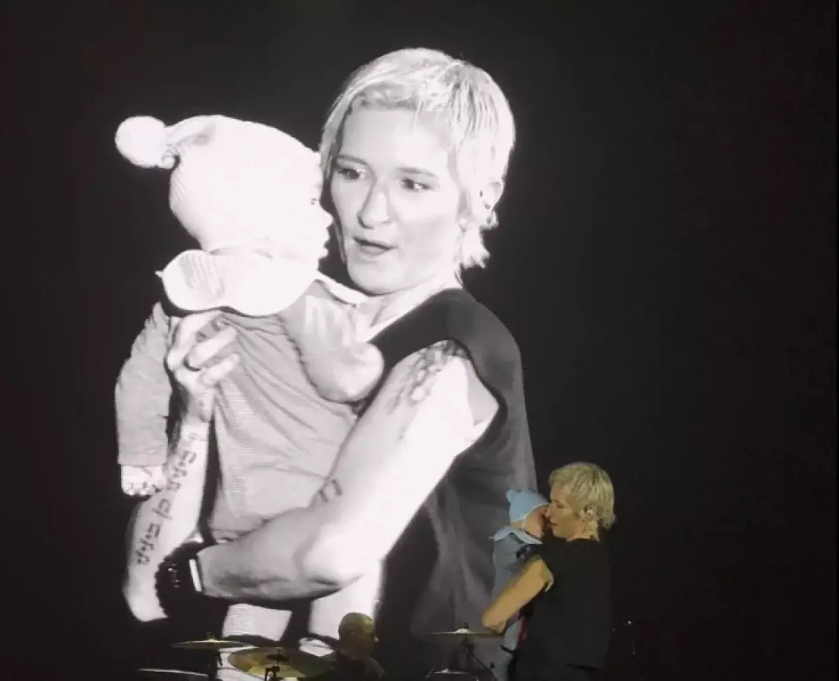 На концерт Дианы Арбениной в Алматы пришел фанат с трехмесячным ребенком