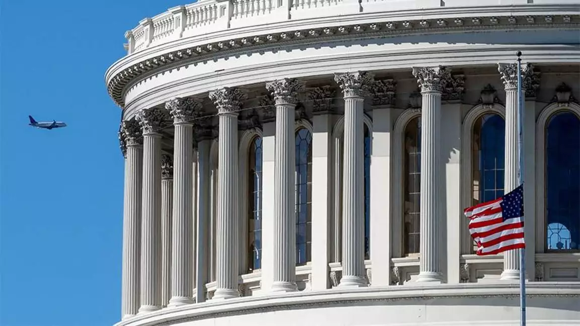 АҚШ билігі шатдаунды тоқтатуы мүмкін құжатты бекітті