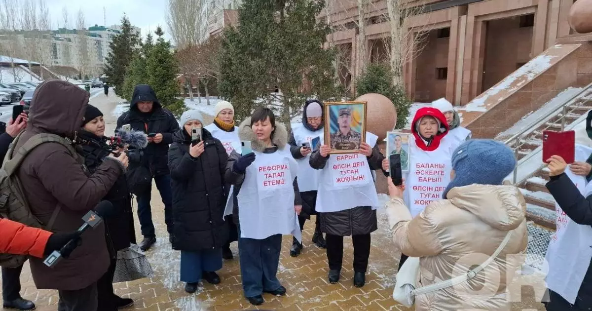  Әскерде қаза болған сарбаздардың аналары Астанада митингке шықты 
